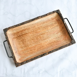 Plateau de service en bois fabriqué à la main avec bords en écorce d'arbre naturel Planche décorative pour collations, apéritifs, divertissements à la maison - Product Image 5