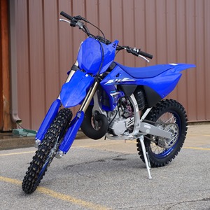 Moto tout-terrain légère de 250 cm³ prête pour la course 2026 - Product Image 1