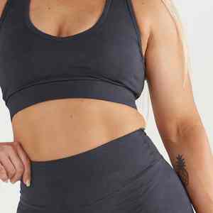 Conjunto de ropa de yoga personalizada para mujer diseñado con material elástico suave que garantiza la comodidad durante el entrenamiento y la meditación. - Product Image 4