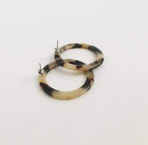 Pendientes de cuerno únicos hechos de cuerno de búfalo para amantes de la moda que se preocupan por la sostenibilidad y la calidad hecha a mano - Product Image 2