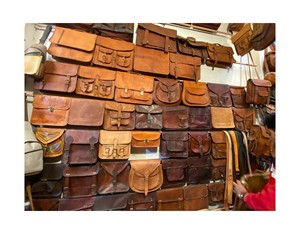 Bolso bandolera pequeño de cuero genuino unisex hecho a mano con forro de lona y cierre de cremallera bolso de hombro personalizado - Product Image 1