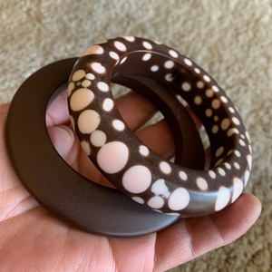 Bracelet de manchette en résine de style vintage hautement poli et personnalisé pour femmes d'Inde - Product Image 2