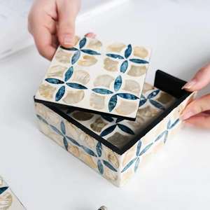 Juego de Posavasos Decorativos Clásicos Ecológicos de Nácar con Incrustaciones de Concha, Posavasos Tallados con Mosaico y Soporte - Product Image 3