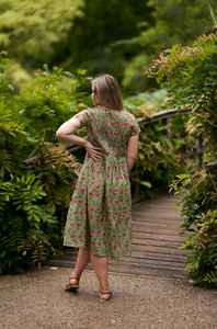 Robe bohème Beeblossom en pur coton, imprimée à la main, motif floral vert et rose, mode éthique - Product Image 2