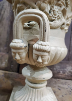 Jardinière d'urne en fonte d'inspiration vintage avec poignées classiques avec des détails élégants pour la décoration de jardin intérieur et extérieur