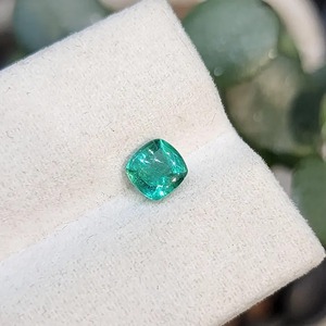 Cabujón de Esmeralda en Forma de Cojín de 5x5 MM, Verde Intenso Natural, Pulido, Gema Suelta, Rara y Hermosa, Gemas Mehrajudin - Product Image 3
