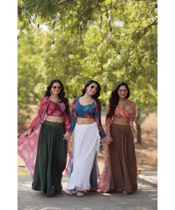 Mariage de mariée pakistanais LehengaCholi pour filles avec chemisier de luxe en perles et paillettes - Product Image 5