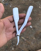 Rasoir droit professionnel Saaqaans Enterprises en acier inoxydable avec manche en plastique, lame unique de sécurité, noir et doré, haute qualité