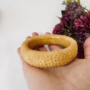 Bracelet gravé à la main en forme de nid d'abeille, bracelet jonc en ambre baltique naturel ; bracelet manchette à texture nid d'abeille - Product Image 5