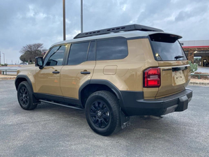 Toyota Land Cruiser d'occasion 2024, modèle de base, spécifications GCC, en parfait état, d'un seul propriétaire. - Product Image 2