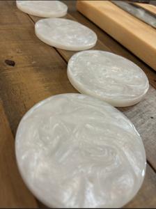 Collection de sous-verres en résine circulaire brillante exclusive et élégante pour la décoration de table de cuisine, les occasions de mariage et le style de la maison - Product Image 2