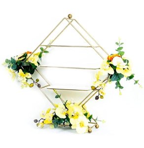 Exclusivo Soporte Redondo de Metal de 3 Niveles para Tartas, Soporte de Metal Blanco Desgastado con Corona, Exhibición de Postres Estilo Granja - Product Image 3