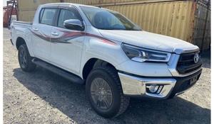 Hilux 2023-2024 4X4 Gasolina, Transmisión Automática, Asientos de Cuero, Volante a la Izquierda, Techo Panorámico, Portaequipajes de Aluminio, Usado - Product Image 4