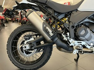 Moto de tourisme sportive haute performance, blanche avec rayures rouges, moto double usage - Product Image 3