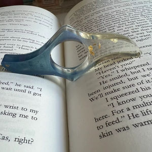 Support de page de livre en résine, poignée pour les doigts, accessoire de lecture durable et confortable, parfait pour les livres, les documents d'étude, les journaux et les romans - Product Image 1