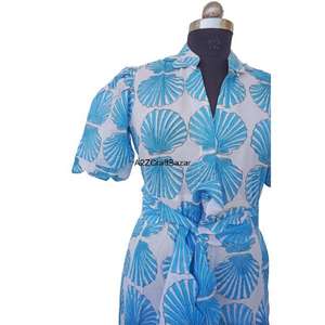 เดรสผ้าฝ้ายธรรมชาติ 100% ทำมือจากอินเดีย สีฟ้าอ่อน ลายดอกไม้สไตล์วินเทจ ทรงหลวม ความยาวปานกลาง คอวี พร้อมเข็มขัด ลายพิมพ์บล็อก แขนสั้น - Product Image 4