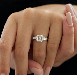 Anillo de trilogía de corte Asscher de lujo con moissanita de 2,94 quilates de plata 925 y lados de baguette cónicos para novia - Product Image 3