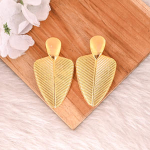 Vente en gros de 25 paires de boucles d'oreilles à clous en laiton plaqué or, élégantes et tendance, pour femmes, mariages, fêtes, anniversaires et cadeaux - Product Image 1