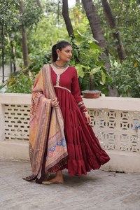 Nuevo traje lanzado de 3 piezas de fiesta festiva trabajo pesado trajes de algodón puro con telas dupatta con costura y trabajo de encaje de espejo - Product Image 2