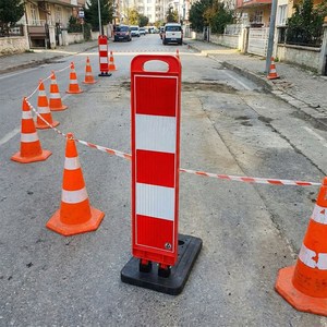 Panneau de signalisation routière pliable 105 x 22 cm, produit pratique et portable - Product Image 1