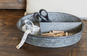 Plateaux de service en fil de métal galvanisé vintage-moderne rustique fait à la main Décor de table élégant avec emboîtement et poignées - Product Image 2