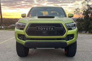 Tacoma TRD Pro 2022, Doble Cabina, 4x4, Transmisión Manual de 6 Velocidades, Motor V6, Color Verde Lima Metálico, Sin Modificaciones - Product Image 2