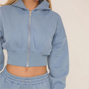 Chándal recortado personalizado para mujer, traje de dos piezas con estampado de logotipo, chándal cómodo y elegante para entrenamiento y descanso - Product Image 5