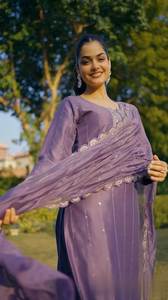 LANZANDO NUEVO DISEÑADOR FESTIVE WEAR KURTA PENT CON DUPATTA TELA HEAVY PURE CHINON CON PESADO BORDADO - Product Image 3