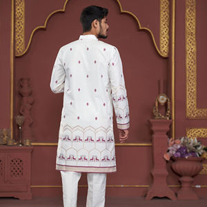 Kurta imprimé blanc de haute qualité pour hommes avec motif complexe de cerf et style détaillant Kurta parfait pour les occasions festives - Product Image 4