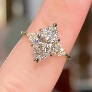 Anillo de Diamante Moissanita de Oro de 10K Exquisito, Superventas, para Compromiso o Fiesta, Disponible para la Venta desde India - Product Image 4