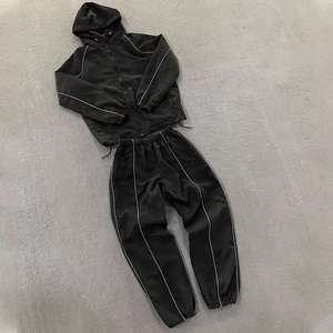 Ensemble survêtement tendance avec haut zippé et pantalon au design inspiré du streetwear - Product Image 4