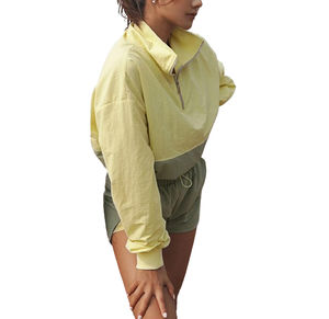 Conjunto de pantalones cortos deportivos Terzo para mujer con logotipo personalizado, Top corto para correr con media cremallera y ropa deportiva cortavientos para Fitness - Product Image 4