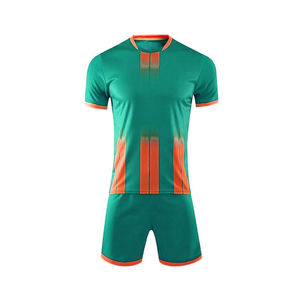 Kit de fútbol de sublimación completa personalizado para hombres y mujeres, camiseta de fútbol cómoda de tela ligera suave, 100% poliéster - Product Image 2