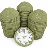 Op maat gemaakte saliegroene linnen kippah met logo borduurwerk en olijftakkenprint voor bruiloften en Bar Mitzvah.