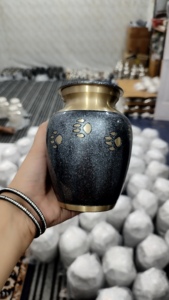 Boîte en bois Urne funéraire pour animaux de compagnie pour cendres d'animaux avec pattes imprimées - Product Image 6