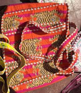 กระเป๋าผ้าฝ้ายทำมือพิมพ์ลายสกรีนแบบควิลท์สไตล์คันธาสีพาสเทลอ่อน ดีไซน์ลวดลายแบบนามธรรมเพื่อการส่งเสริมการขาย พิมพ์ลายศิลปะพื้นเมืองแบบสองด้าน สะพายไหล่ได้ - Product Image 5