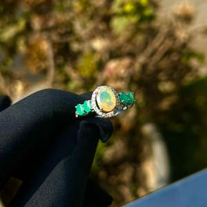 Bague cocktail en argent sterling 925 plaqué rhodium avec opale naturelle et émeraude, ornée de diamants, pour un anniversaire - Product Image 2