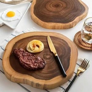 Planche à découper en bois fabriquée à la main à partir de bois dur écologique et durable, idéale pour un comptoir de cuisine. - Product Image 4