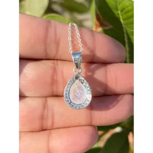 Collier pendentif en argent 925 avec pierre de lune en forme de poire et technologie d'incrustation à sertissage clos - Product Image 3
