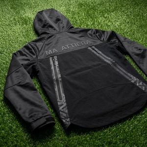 Veste softshell noire à capuche pour homme, fermeture éclair intégrale, veste coupe-vent décontractée pour sports de plein air, design à panneaux camouflage - Product Image 3