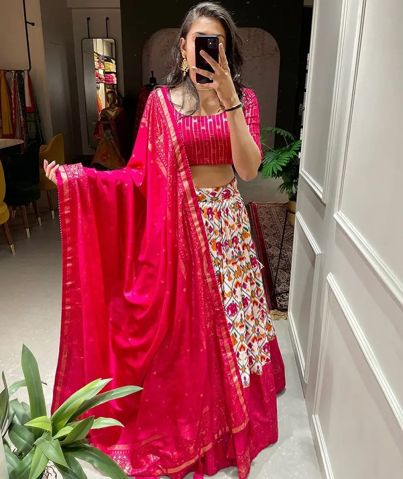 ชุดผ้าไหมโดลาสำหรับชนเผ่าอินเดีย,พิมพ์ลายด้วยฟอยล์ Lehenga Choli พร้อมผ้าใบและสามารถยึดติดกับ Lehnega กับ Dupatta