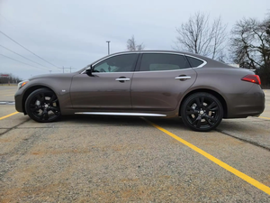 Modèle 2024 Q.70L V8 5,6 litres d'occasion en excellent état, intérieur cuir, modèle à châssis long, couleur marron châtain, kilométrage 117 800 - Product Image 6