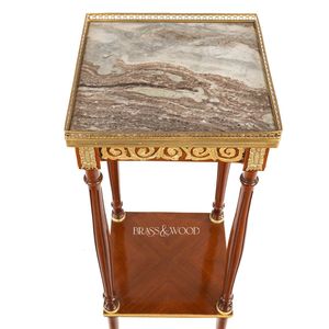 Table d'appoint carrée haute de luxe en acajou avec plateau en marbre blanc et accents en laiton doré orné pour une décoration d'angle classique de la maison - Product Image 2