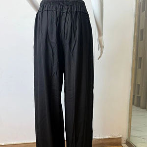 Pantalones palazzo negros elegantes, estilo cómodo y versátil. Confeccionados con tela suave y transpirable, ajuste flexible para comodidad durante todo el día. - Product Image 1