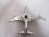 Modèle d'avion en aluminium de style Art déco vintage, objet de collection rétro pour présentation sur table