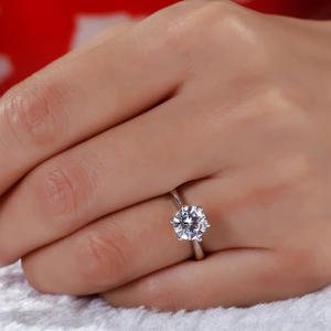 Anillo Solitario Clásico Jeulia de Plata de Ley Chapada en Rodio con Corte Redondo - Product Image 6