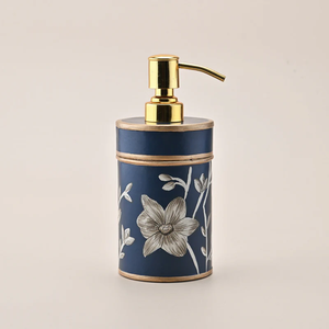 Distributeur de savon en métal poli au design tendance, accessoires de salle de bain lisses, pompe à savon, plateau, finition raffinée - Product Image 3
