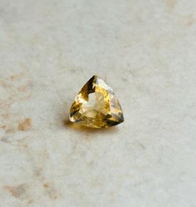 Pierre précieuse de quartz citrine naturelle prête à expédier 9.40 carats pierre en vrac taillée en triangle - Product Image 4