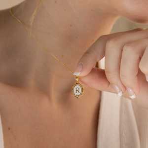 Collar con colgante inicial de Latón chapado en oro de 14 quilates con cadena de eslabones Estilo lindo para ocasiones de aniversario Para mujeres Latón con oro - Product Image 3