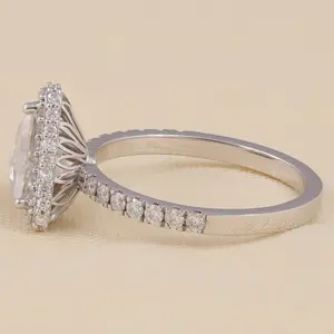 แหวนหมั้นเพชรทรงทริลเลียนคัท ผลิตในห้องปฏิบัติการ ประดับเพชรแบบพาเว่ วงแหวนเงินสเตอร์ลิง ตัวเลือกสีทอง ความใสระดับ VS1 แหวนเพชรดีไซน์หรู - Product Image 4